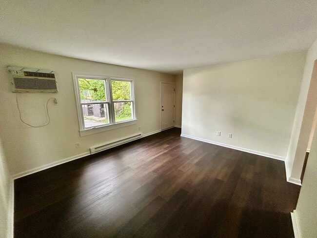 Photo - HALF OFF FIRST MONTH - 2 Bedroom in Versailles! Unit 17