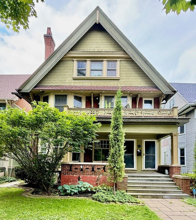 Building Photo - 2723-25-25A N Downer Unit 2725 Upper