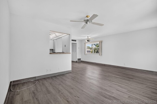 Photo - 654 Saxony N