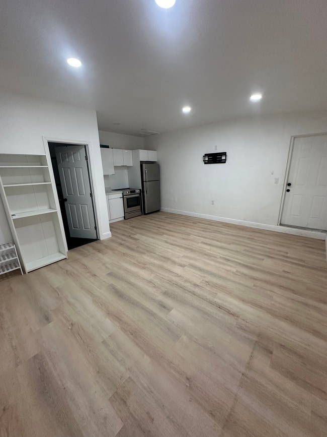 Photo - 170 Penn Way Unit MODERN- RENOVATED