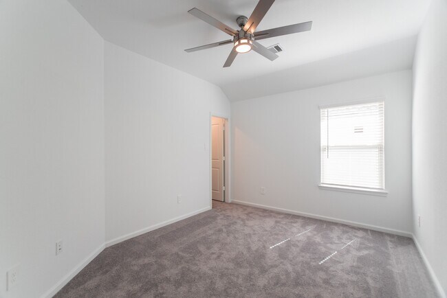 Photo - 670 Royal Arch Dr