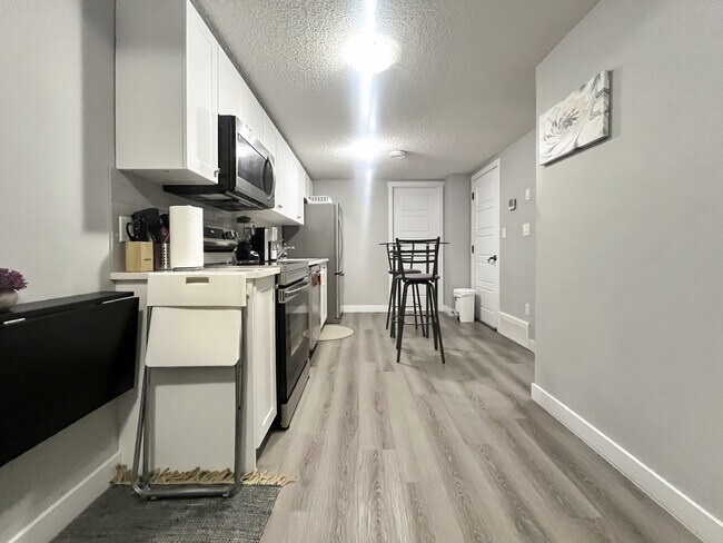 Photo - 7552 Creighton Pl SW