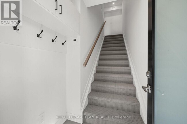 Photo - 998 Hollington St Unit Upper