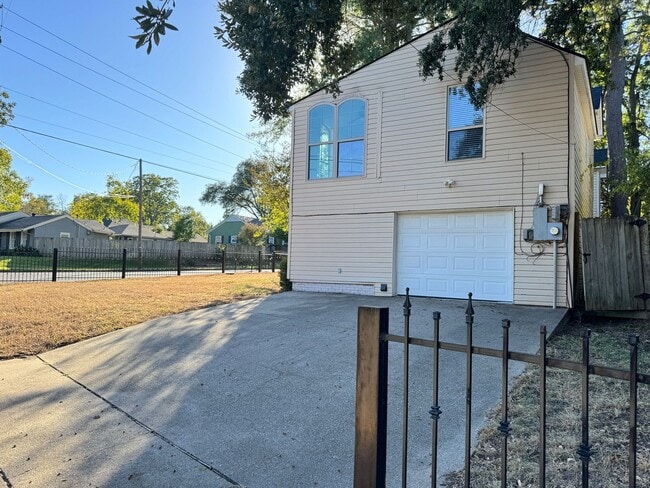 Photo - 627 W 2nd St