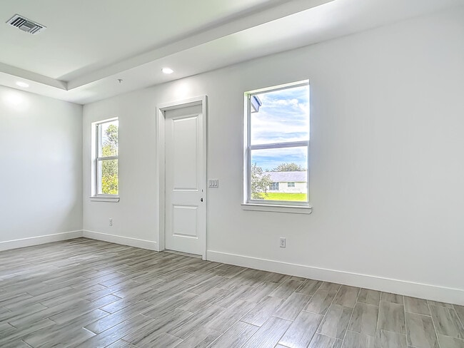 Photo - 260 Rotonda Blvd W
