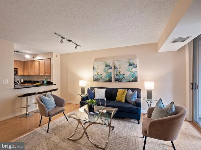 Sala de estar: ¡la lámpara del techo ha sido renovada! - 7500 Woodmont Ave Unidad #S510