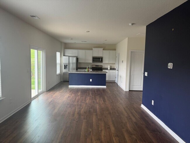Photo - 915 Utopia Ln