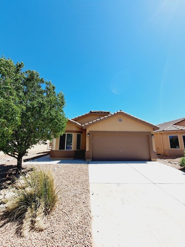 Photo - 3 bed 2 bath home in Huning Ranch. Great Yard!