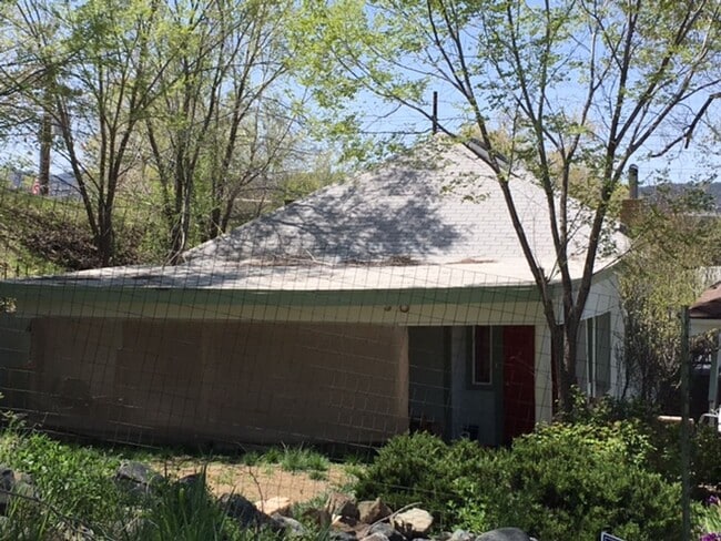 Building Photo - 606 S Montezuma St Unit House