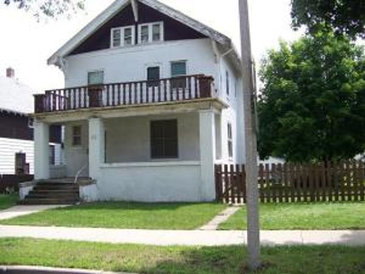 4 Bedroom Single Family - 4 Bedroom Single Family House