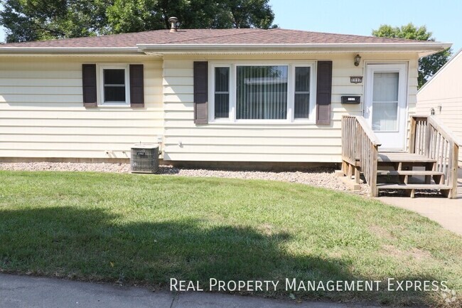 Building Photo - Spacious 4 Bedroom 2 Bath Available NOW! Rental