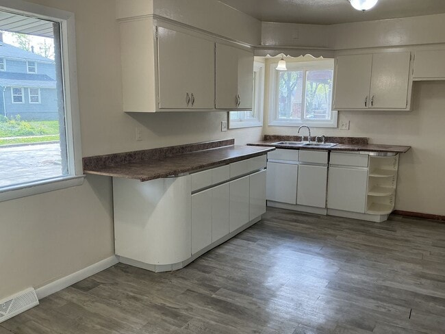 Building Photo - 2 Bedroom ranch style Single Family Home