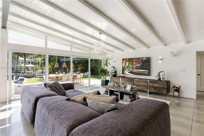 Photo - 270 Island Dr