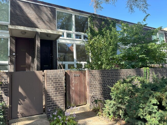 Photo - Hyde Park Town-House for Rent
