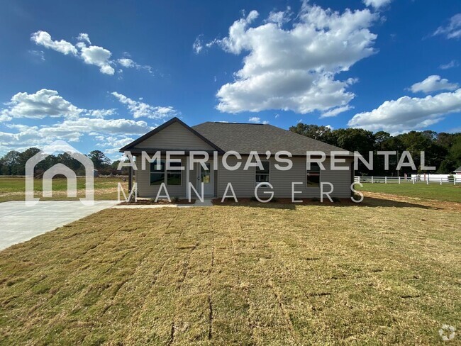 Building Photo - Home for Rent in Talladega, AL...Available...