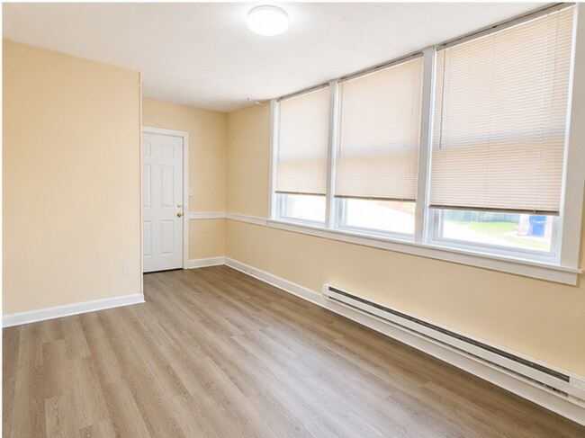 Photo - 116 W B St