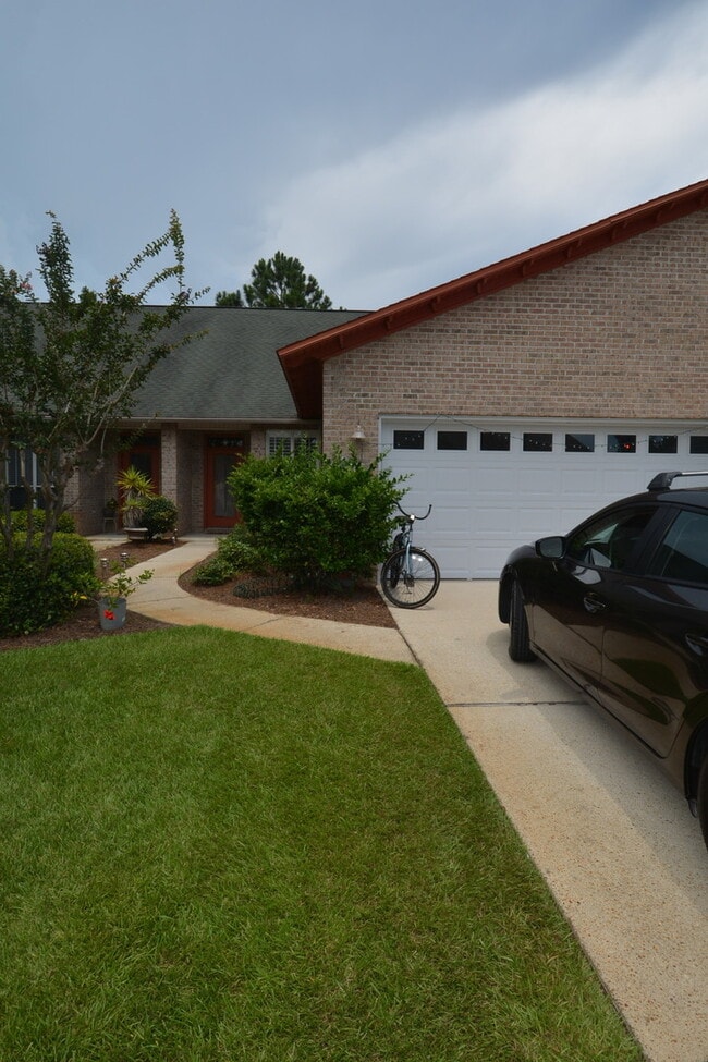 Photo - Escada large 2 story townhouse with fireplace, vaulted ceilings, master suite, 2 car garage, comm...