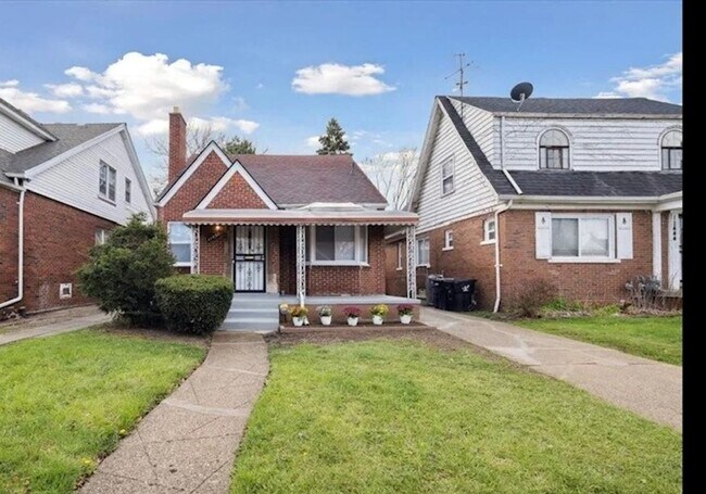 Building Photo - Beautiful 3 bedroom/1 bath Brick Bungalow - Now Available!