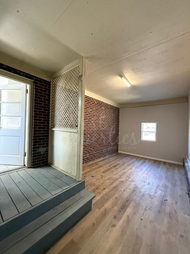 Photo - 921 Woodland Dr