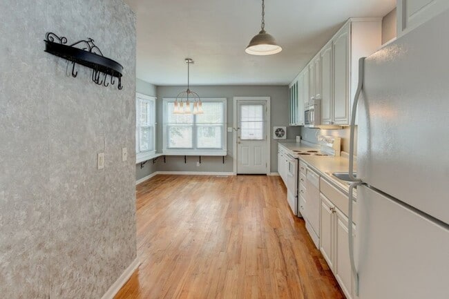 Photo - 1306 Henning Ave