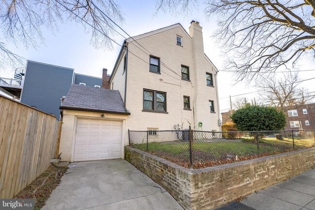 Photo - 1900 Q St SE