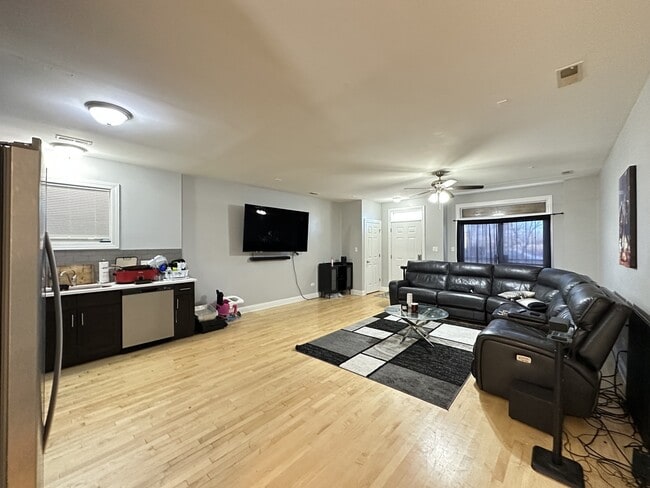 Building Photo - 368 N Hamlin Ave Unit J08P