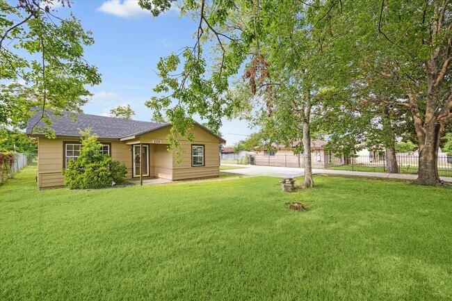Photo - 3229 Persimmon St