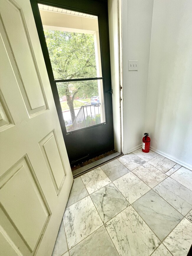 Photo - 1010 River Oaks Dr
