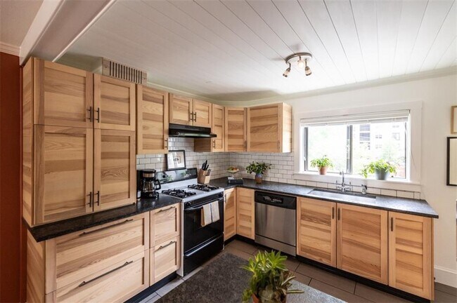 Photo - 106 Ardmore Pl NW Unit 3