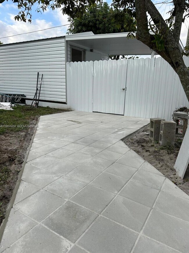 Photo - 235 W 16th St