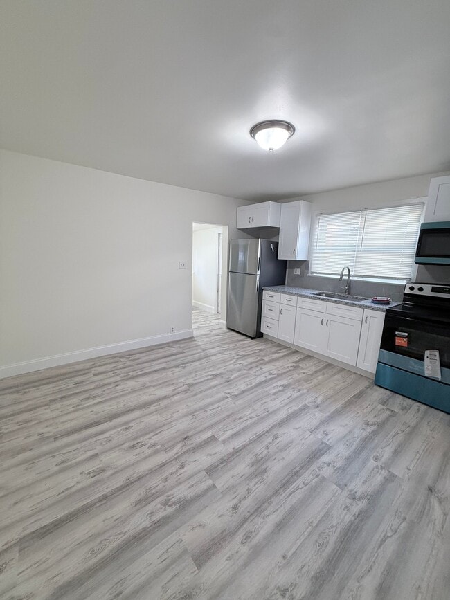 Photo - 211 Oakwood Ave