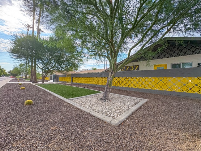 Building Photo - 2737 E Glenrosa Ave Rental
