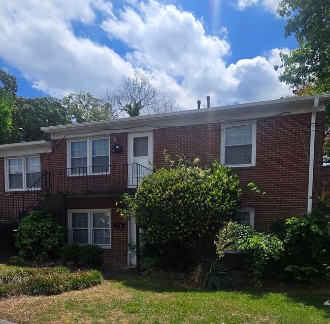 Building Photo - 2 bed/1 bath Near Local Colleges!