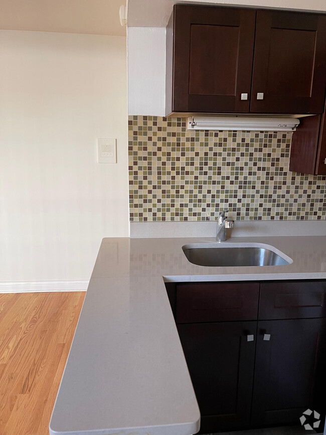 Building Photo - 3700 N Pine Grove Ave Unit STUDIO Rental