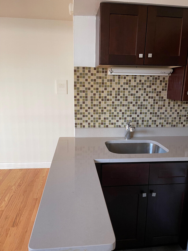 Photo - 3700 N Pine Grove Ave Unidad STUDIO Rental