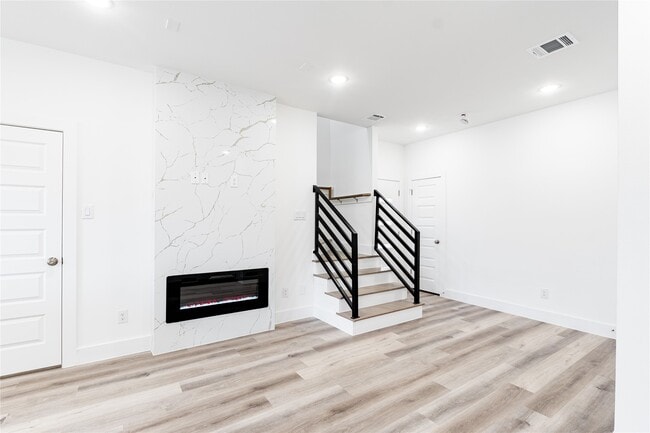 Photo - 610 E 41st St