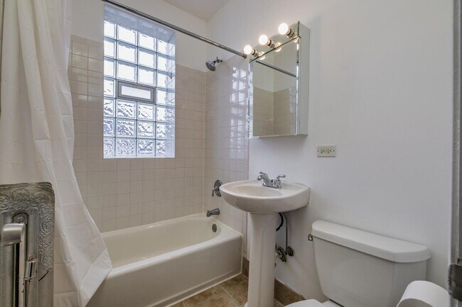 Photo - 2450 W Addison St Unidad 2A