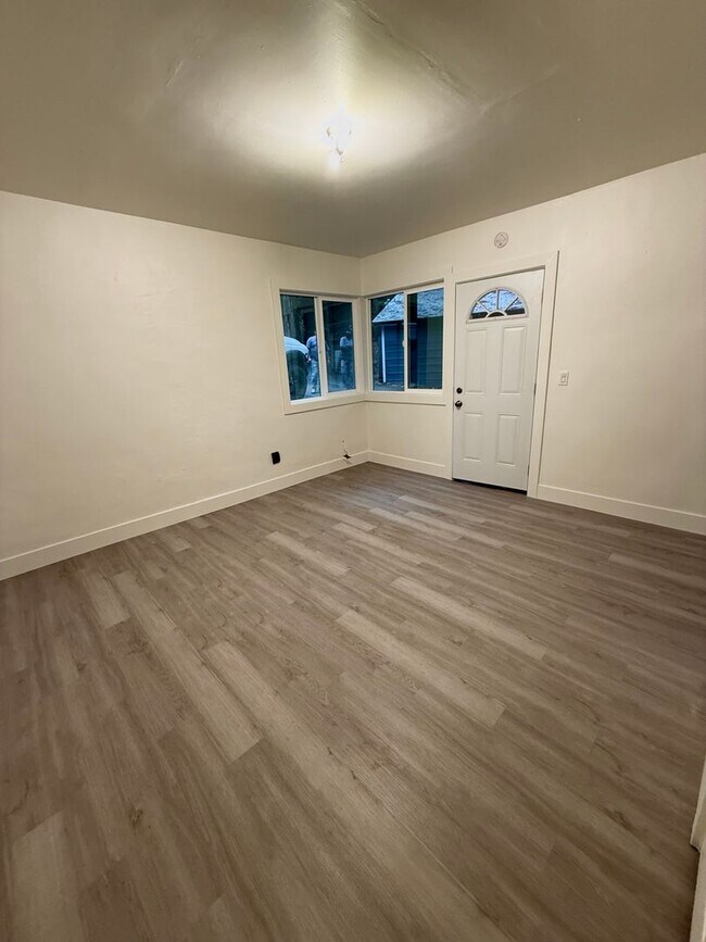 Building Photo - Redwood Grove Unit APT4