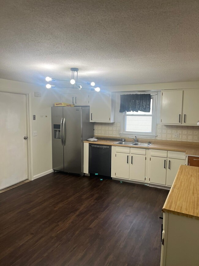 Eat-in kitchen - 1401 Losson Rd Apartments Unit Lower