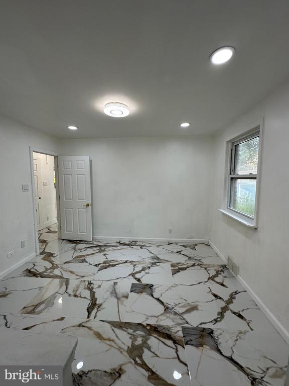 Photo - 682 Rennard St
