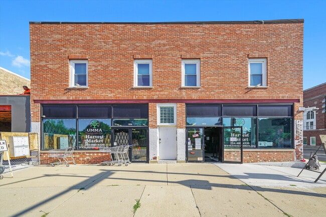 Building Photo - Freshly Renovated 4BR Apartment Unit APT 2 (2nd floor)