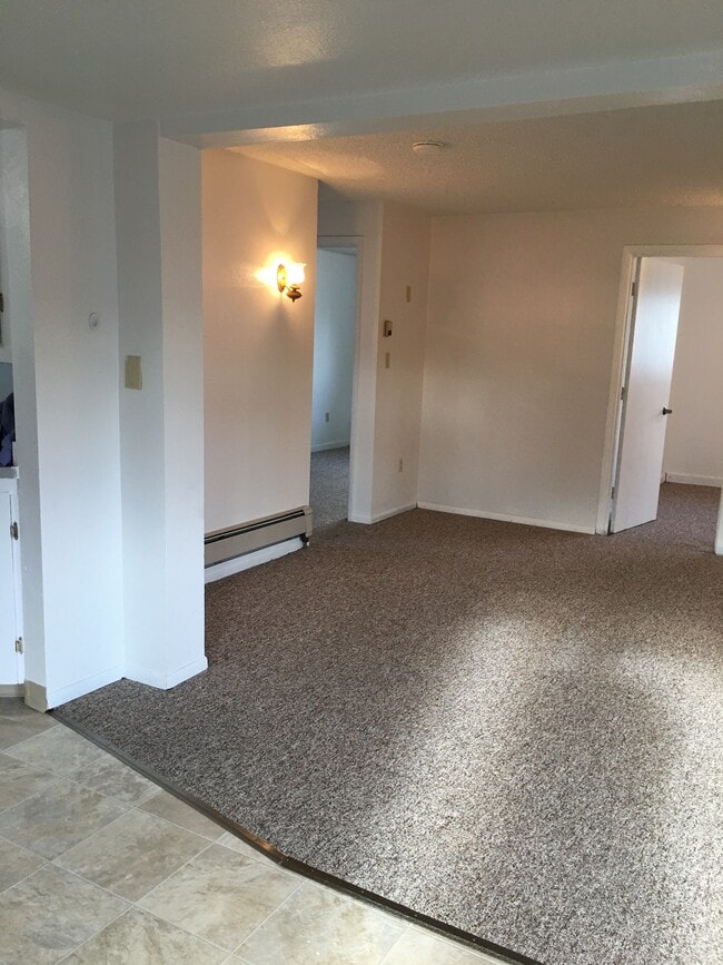 entrance into the living room - 4404 Forrest Rd Unidad 2