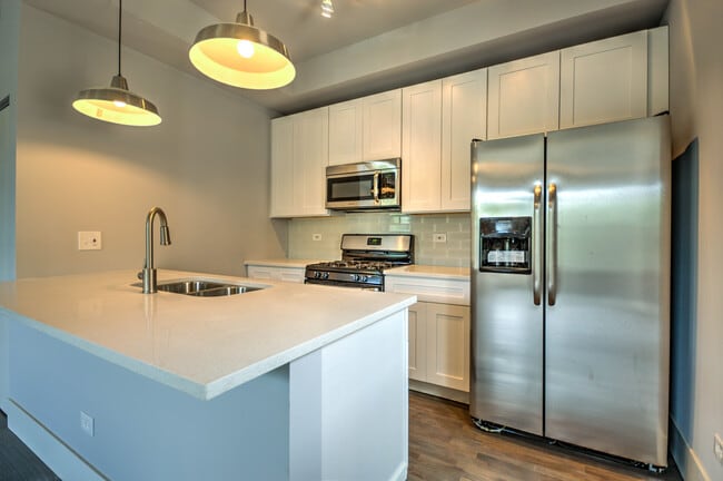 1532 West Lake 2R Kitchen Photo - 202-10 N. Justine St. / 1532 W. Lake St.