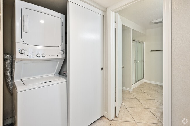 2BR, 2BA - 1083SF - Lavandería