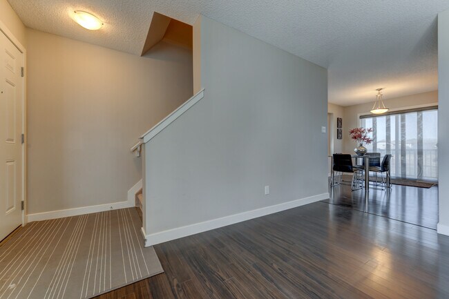 Photo - 12004-22 22 Ave SW