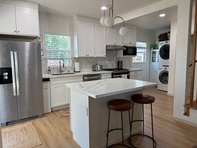 Building Photo - 3116 SE Cesar Chavez Blvd Rental