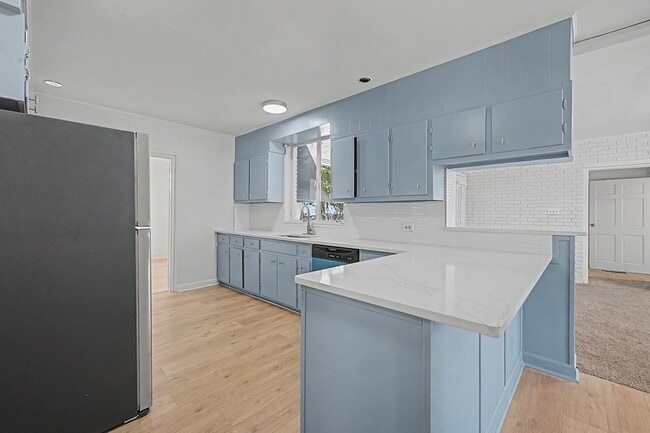 Photo - 1008 N Van Buren St