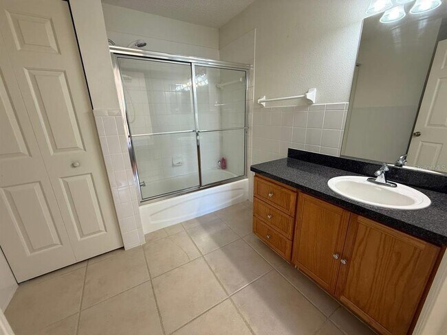 Photo - 33 Fenwick Ln