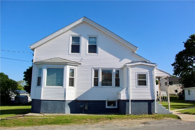 Building Photo - 204 Lewis St