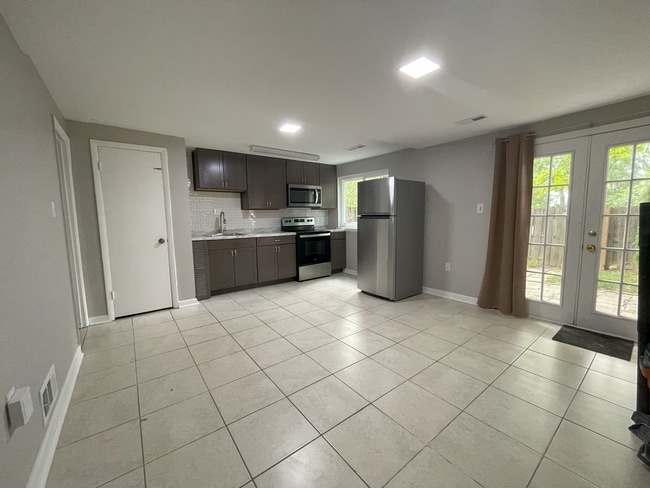 Sala de estar y comedor 1/2 - 9059 Centerway Rd Unidad Basement